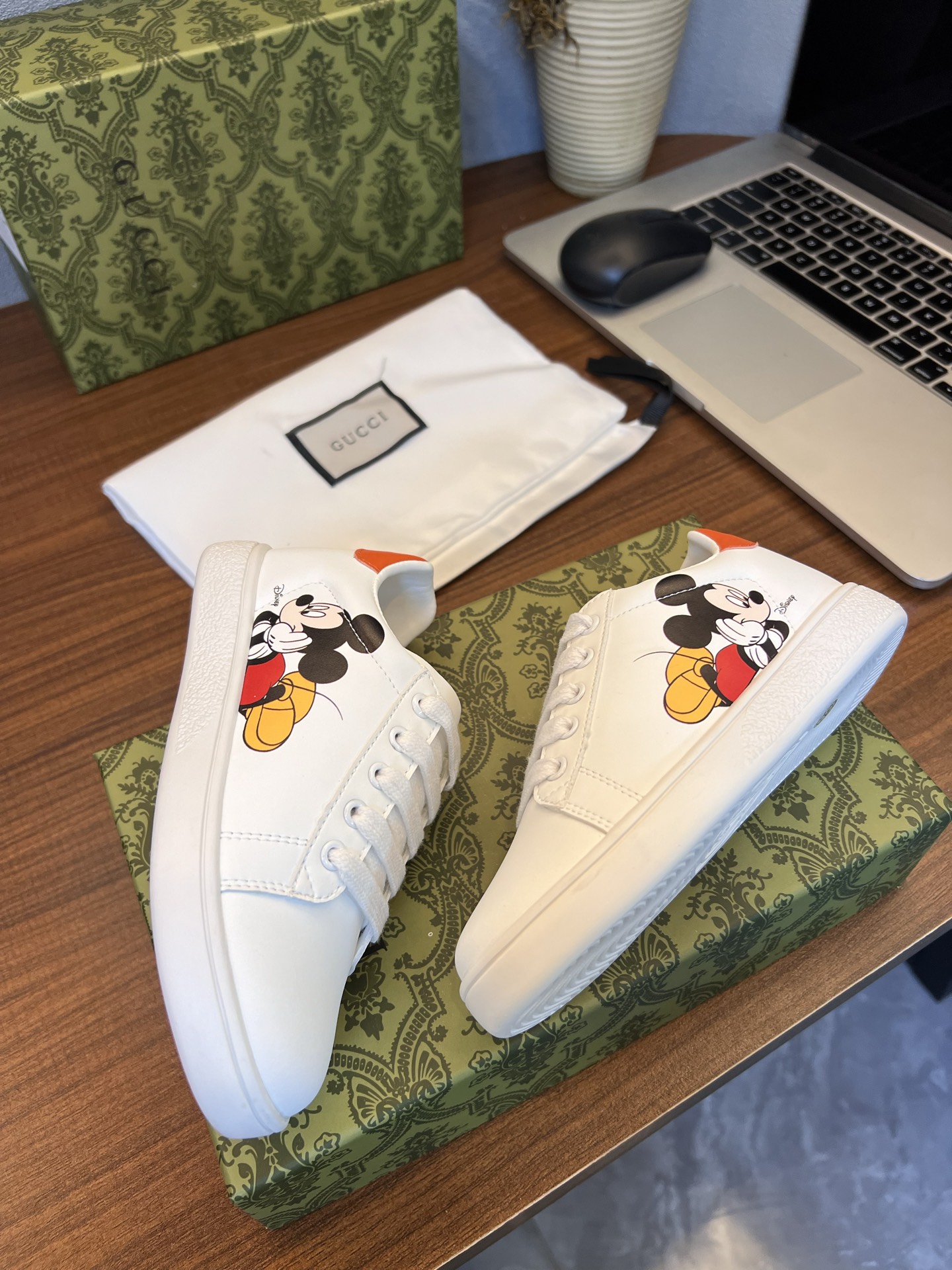 Children's shoes child